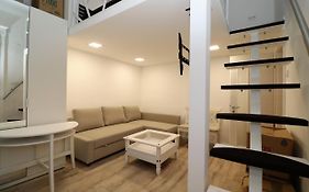 Roxy Studio 4-B